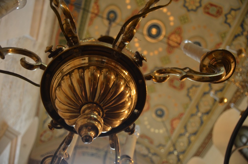 Chandelier and ceiling of the Remuh synagogue.