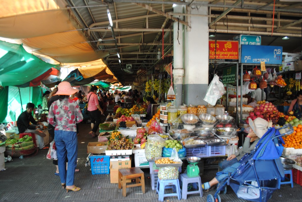 Food stalls that line one side of the exterior.